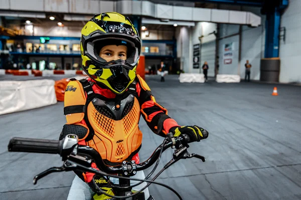 Dítě na pitbike v indoor aréně Pitland
